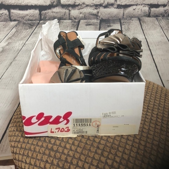 7.5 Black Suede T Strap Sandals Jeffrey Campbell - Picture 6 of 6